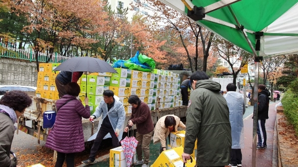 괴산군 칠성면에서 올라온 절임배추를 의왕시 내손1동 주민들이 도농 직거래로 구매하고 있다.