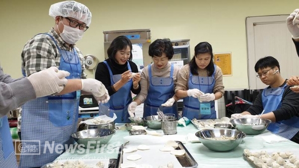 만두 만들기에 함께하는 국회의원 조정식(조미선 여사), 의회 부의장 오인열, 장애인탁구협회 사무국장 김형식(우)