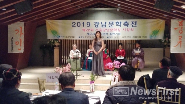 스칼라티움 강남에서 이주연 소프라노가 풍류가인의 공연순서 '성불사 깊은 밤에'를 부르고 있다.