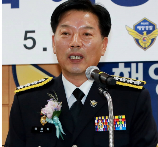 5일 오후 인천시 연수구 해양경찰청 대강당에서 제17대 해양경찰청장 취임식이 열리고 있는 가운데 김홍희 신임 청장이 취임사를 하고 있다.