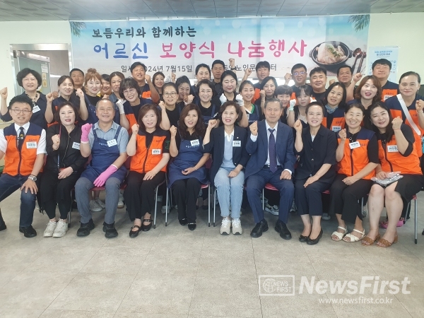 건강한 여름나기 함께하기 보듬우리봉사회 회원들의 기념촬영