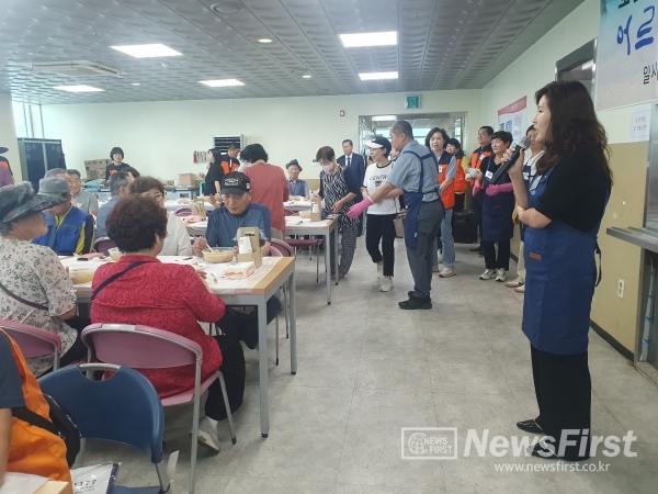 인천광역시 보듬우리봉사회 (회장 김은영)이 어르신들께 나눔행사의 대한 인사말씀을 하고 있다.