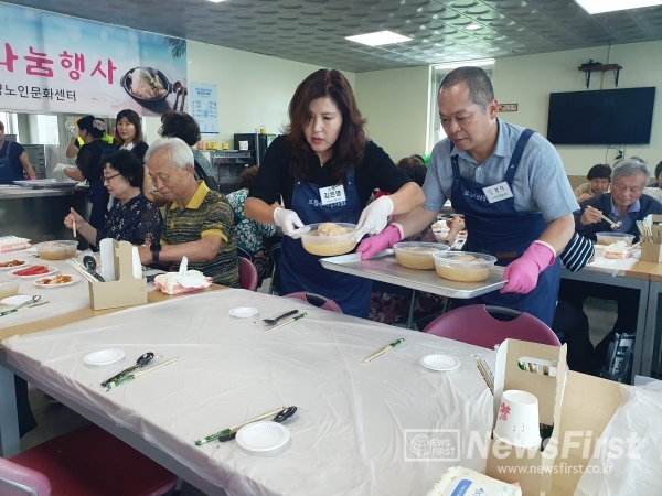 계양구 의회 김경식의원과 보듬우리 봉사회 김은영 회장께서 어르신들께 써빙하는모습.