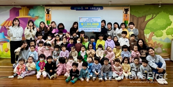 인천광역시 계양구 주영어린이집(원장  전경아)과 원생들 및   학부모 "사단법인 보듬우리봉사회(대표이사 회장  김은영)에 기부금 전달식후 단체 촬영 모습                                자료제공 : "사단법인"보듬우리봉사회