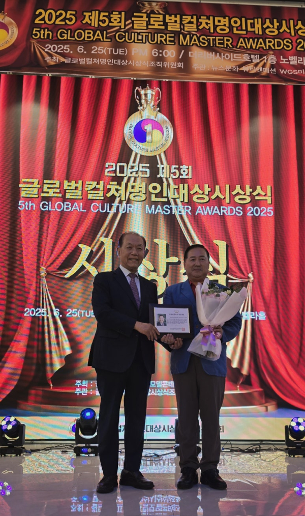 25일 오후 6시 서울 리버사이드호텔 노벨라홀에서 황우여 전 교육부 장관이 이창호 한중교류촉진위원회 위원장에게 ‘한중민간외교 명인대상’을 시상하는 모습