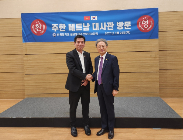 (좌)부 호 대사 (우)조정영 총괄주임교수