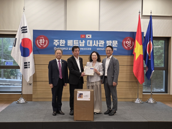 (중앙)부호대사 (좌)조정영 주임교수 (우)한동만 전)필리핀대사