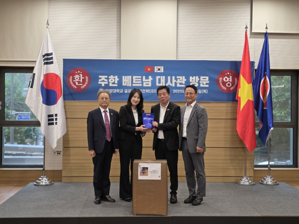 (중앙)부호대사 (좌)조정영 주임교수 (우)한동만 전)필리핀대사